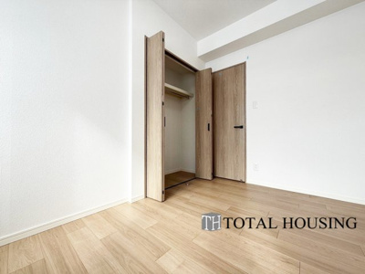 【洋室】 | アルファコート白石 | 洋室　約5.2帖
広々とした居住空間は日々の暮らしを彩り、心のやすらぎと満足感を与えてくれます。通風と採光を考慮した設計は子供たちはのびのび育ち、家族でくつろぎと団らんを生み出します。