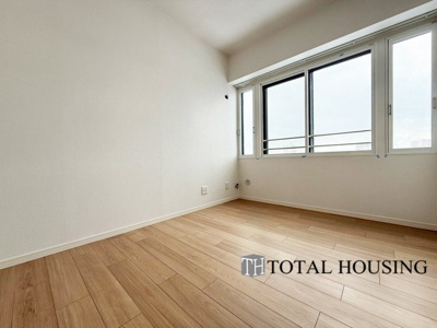 【洋室】 | アルファコート白石 | 洋室　約5.2帖
大きな窓からたっぷりと陽光が注がれる明るい空間。家族の成長に対応できる永住仕様の間取り。一日の疲れをいやしてくれる主寝室。時を忘れて過ごす場所として過ごせるお部屋。