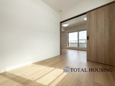 【洋室】 | アルファコート白石 | 洋室　約4.6帖
木目のフローリングが暖かみのある室内に。明るい寝室で心地のいい朝を迎えられそう。