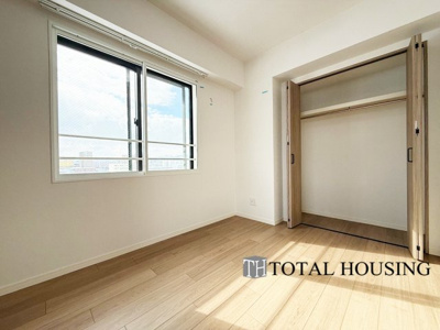 【洋室】 | アルファコート白石 | 洋室　約4.6帖
家族一人ひとりの大切なプライベート空間。趣味に合わせて使って頂けるようシンプルに仕上げてあります。暮らし心地を大きく左右する収納を、適材適所に配置し使い勝手を考慮しました。