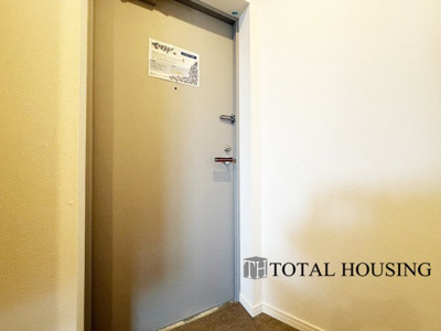 【玄関】 | アルファコート白石 | 上質感漂う玄関へのアプローチ。居住者の帰り、訪れる方を優しく迎える・安らぎに満ちた生活空間を予感させる。健やかな暮らしを楽しめそう。