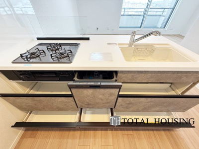 【キッチン】 | アルファコート白石 | 本を読みながら料理をしたり、家族とコミュニケーションを取りながら家事をしたり。毎日必ず使い、案外長い時間を過ごす場所だからこそ妥協したくない部分ですね♪