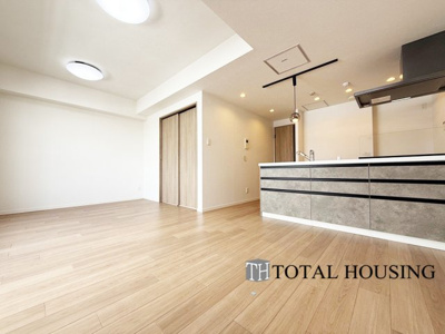 【居間・リビング】 | アルファコート白石 | ここにはみんなが集い、食事と楽しい会話が始まる。話に夢中になりすぎて、ついつい時を忘れてしまう。そんな束の間の幸せを感じさせてくれる場所。