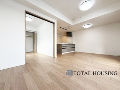 【居間・リビング】 | アルファコート白石 | 導線もしっかりと取れている間取りなので、ダイニングテーブルやソファー、ローテーブルなどの家具もしっかりと配置できます。ゆったりとした広さの空間でご家族だんらんの時間をお過ごしください。