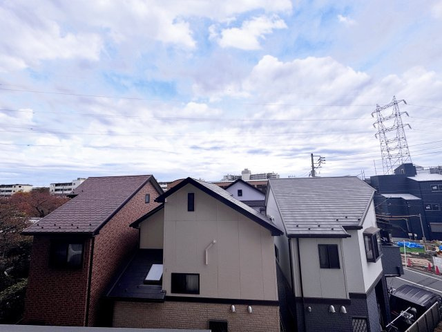 五反野第三スカイハイツの展望|バルコニー前面には高い建物がなく陽当たり眺望共に良好です。