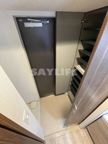 フォーリアライズ大阪イーストゲートの玄関