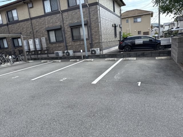 ブランドールの駐車場