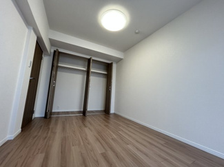 【洋室】 | イトーピア稲毛マンション | 家族一人ひとりの大切なプライベート空間！それぞれのお好みに合わせてインテリア出来るようなシンプルなデザイン！暮らし心地を大く左右する収納を、適材適所に配置し使い勝手を重視！明るく温もりがあります！！