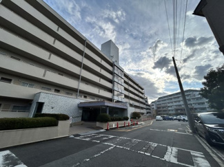 【外観】 | イトーピア稲毛マンション | 忙しく過ぎゆく日常を置き去るほど、ゆったりした時間が流れる住環境♪♪『快適』は「家」と「街」と「環境」が調和した時に訪れるだと改めて感じさせてくれます。時間の経過と共に味わいが出る素敵な空間へ！！