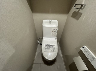 【トイレ】 | イトーピア稲毛マンション | 便利で快適なウォシュレット付き　GOOD！
便座を温める機能もついているので、居心地が良く、つい長居してしまいそう！！