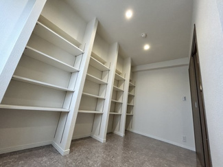 【収納】 | イトーピア稲毛マンション | 土間
住空間をすっきり使うためには必須ポイントの収納スペースですよね。是非現地でご確認ください！季節感を演出する多彩な樹木と豊かな彩りが重なり、四季折々の変化を楽しめる心地よい場所となることでしょう！