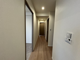 【玄関】 | イトーピア稲毛マンション | 清潔感溢れる玄関がお出迎えする本邸宅の物語は、ここからは始まる日常を期待させます。おでかけの時も帰った時も、「我が家」を最初に感じてもらえる素敵な空間に。生活する側に立って設計した工夫を感じます！！！