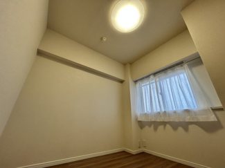 【洋室】 | イトーピア稲毛マンション | 収納スペース付きの洋室は、お洋服やおもちゃがスッキリと片付きます！お部屋が片付き広々活用できる魅力的なお部屋でプライベートが充実！