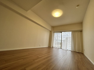 【洋室】 | イトーピア稲毛マンション | ダブルベッドのサイズのベッドを配置しても十分な広さを確保できる寝室です♪住んでから後悔しないために、そして何よりゆっくりと安眠できるよう、居心地がよく快適に過ごせる寝室の空間づくりにこだわりましょう。