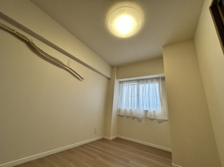 【洋室】 | イトーピア稲毛マンション | 各居室にはクローゼットを完備し、家具の配置にも困らない設計がされています！！採光と通風のバランスがほどよく絶妙です！！バルコニーに面している洋室です。明るく温もりがあり、換気もしっかりできます！！