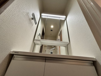 【独立洗面台】 | イトーピア稲毛マンション | 落ち着きとくつろぎを感じられる♪歯磨き粉が行方不明になるようなごちゃごちゃ感も解消。コーディネートされた空間で気持ちよく身だしなみを整えられます！！洗面台周りをすっきり綺麗に保つことが出来ます！！