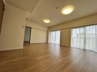 【居間・リビング】 | イトーピア稲毛マンション | 忙しい朝でも、しっかり家族が揃って食事をして頂けるゆとりある大きさのダイニングスペース♪♪奥様が作る手料理をカウンター越しに受けとって頂き、テーブルで囲む素敵な時間を存分に。素敵な空間です！！