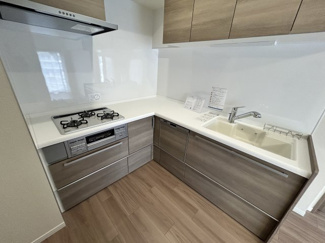 【キッチン】 | イトーピア稲毛マンション | 美しく＆使いやすい。奥様想いのキッチン空間温もりを醸し出すカキッチンは料理の為の配慮を散りばめられた仕様。