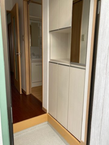 ひばり荘の玄関|シューズボックスあります