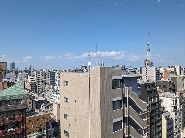 JMFレジデンス浅草橋三丁目の設備|13F共用廊下からの眺望、スカイツリー隅田川花火見えます