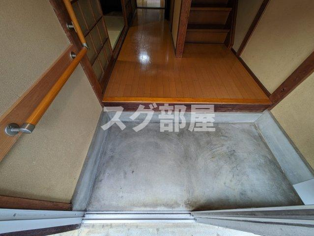 石井貸家の玄関