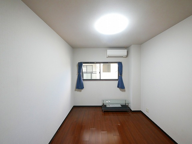 サクセスビルの洋室