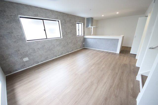 【居間・リビング】 | 《仲介手数料無料》桜区栄和３丁目4-10(2号棟)新築一戸建てリガーレ | 撮影日 2025年6月6日 16:50 曇り