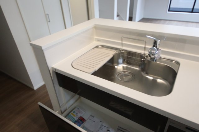 【キッチン】 | 《仲介手数料無料》桜区栄和３丁目4-10(2号棟)新築一戸建てリガーレ | 撮影日 2025年6月6日 16:50 曇り