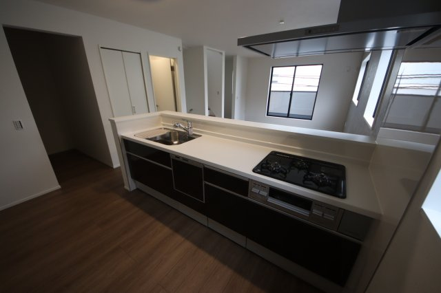 【キッチン】 | 《仲介手数料無料》桜区栄和３丁目4-10(2号棟)新築一戸建てリガーレ | 撮影日 2025年6月6日 16:50 曇り