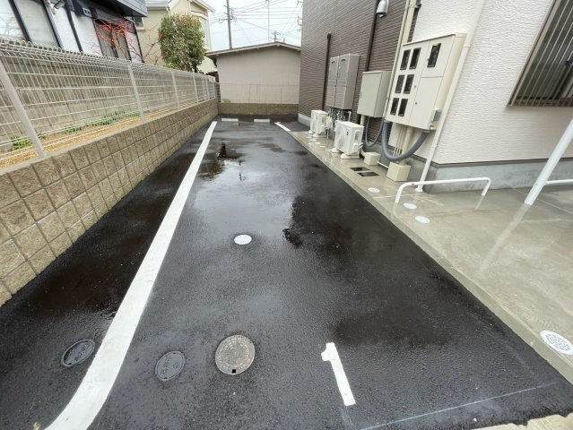 アルバ西岡本の駐車場