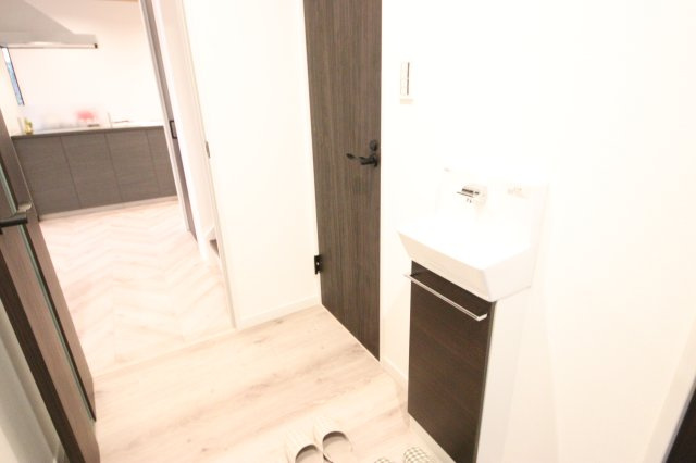 【玄関】 | 《仲介手数料無料》上尾市緑丘５丁目17-36(全1戸)新築一戸建てクレール | 撮影日 2025年3月15日 15:50 曇り