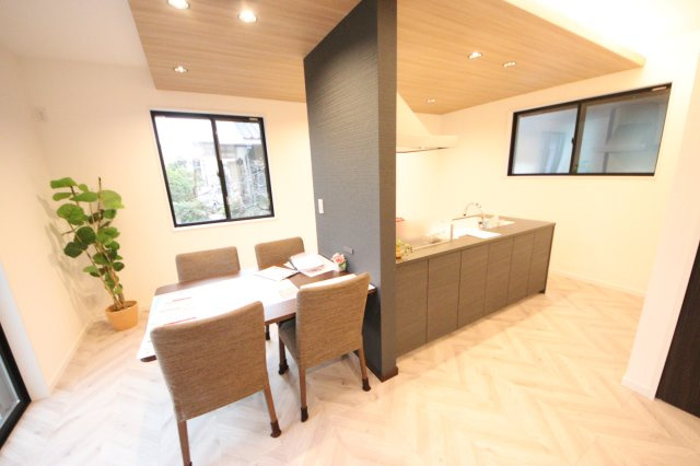 【キッチン】 | 《仲介手数料無料》上尾市緑丘５丁目17-36(全1戸)新築一戸建てクレール | 撮影日 2025年3月15日 15:50 曇り