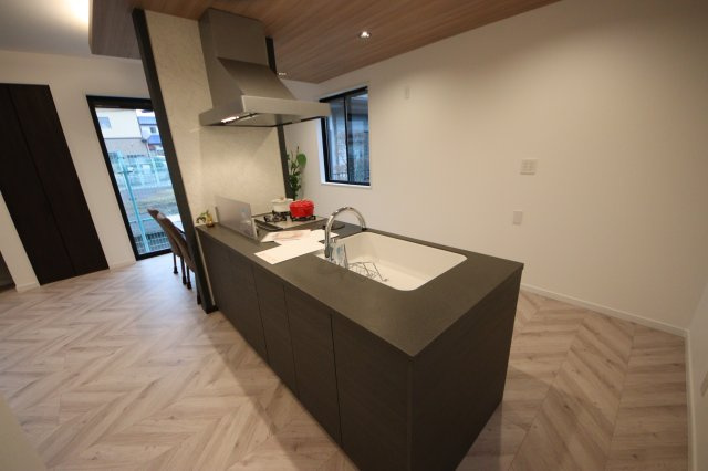 【キッチン】 | 《仲介手数料無料》上尾市緑丘５丁目17-36(全1戸)新築一戸建てクレール | 撮影日 2025年3月15日 15:50 曇り