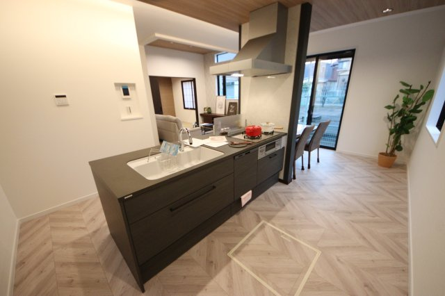 【キッチン】 | 《仲介手数料無料》上尾市緑丘５丁目17-36(全1戸)新築一戸建てクレール | 撮影日 2025年3月15日 15:50 曇り