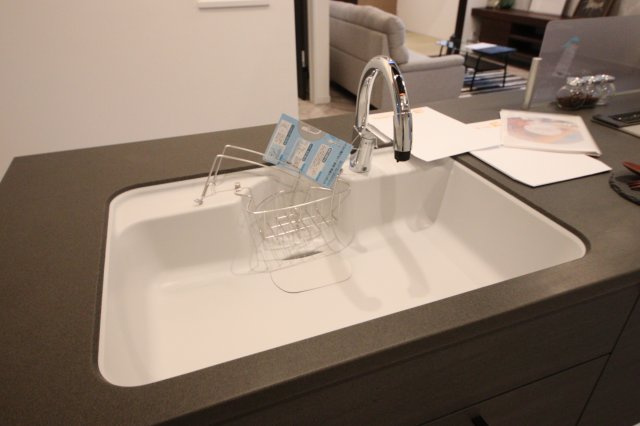 【キッチン】 | 《仲介手数料無料》上尾市緑丘５丁目17-36(全1戸)新築一戸建てクレール | 撮影日 2025年3月15日 15:50 曇り