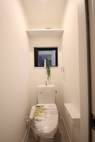 【トイレ】 | 《仲介手数料無料》上尾市緑丘５丁目17-36(全1戸)新築一戸建てクレール | 撮影日 2025年3月15日 15:50 曇り