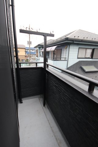 【バルコニー】 | 《仲介手数料無料》上尾市緑丘５丁目17-36(全1戸)新築一戸建てクレール | 撮影日 2025年3月15日 15:50 曇り
