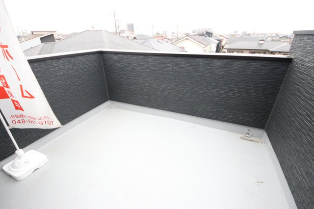 【バルコニー】 | 《仲介手数料無料》上尾市緑丘５丁目17-36(全1戸)新築一戸建てクレール | 撮影日 2025年3月15日 15:50 曇り