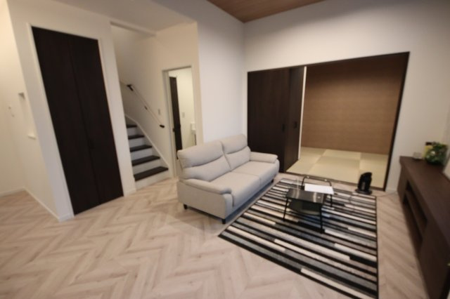 【居間・リビング】 | 《仲介手数料無料》上尾市緑丘５丁目17-36(全1戸)新築一戸建てクレール | 撮影日 2025年3月15日 15:50 曇り