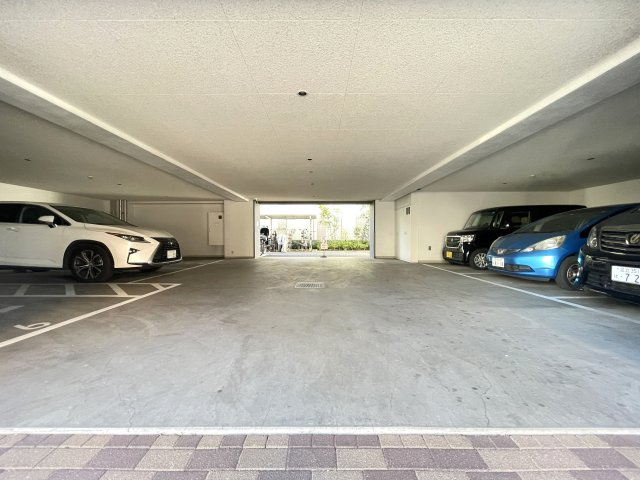 ヴィウーローズメイゾン西新井本町の駐車場|駐車場があります