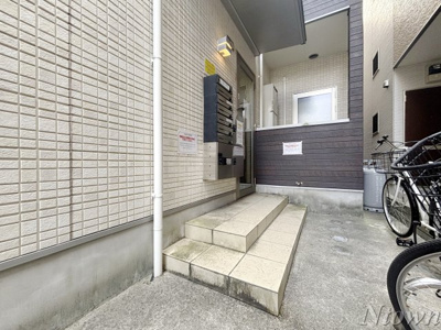 【エントランス】 | ケーアンドケー | 建物の内部です