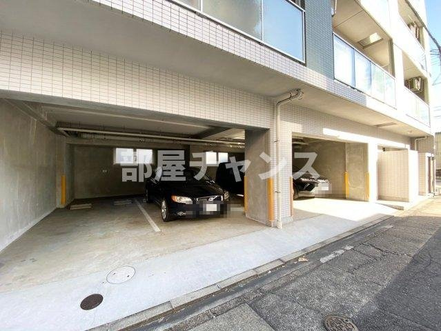 RAFFLE SHINSAKAEの駐車場