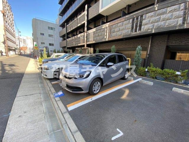 プレサンスSAKAEフロントの駐車場