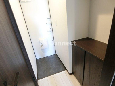 【玄関】 | アンセル泉中央 | 上下の下駄箱で靴も収納できます。