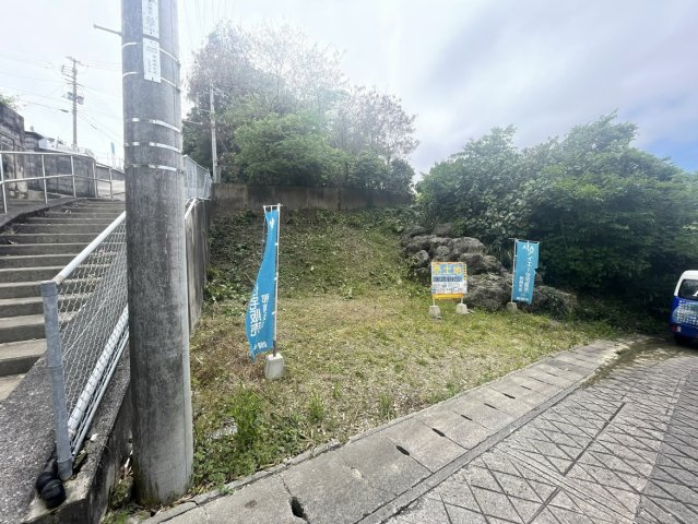 【売地】南城市大里字大里－１区画の前面道路含む現地写真