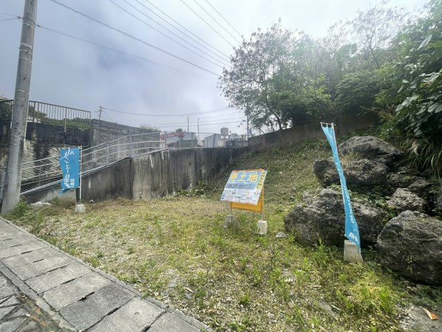 【売地】南城市大里字大里－１区画の前面道路含む現地写真