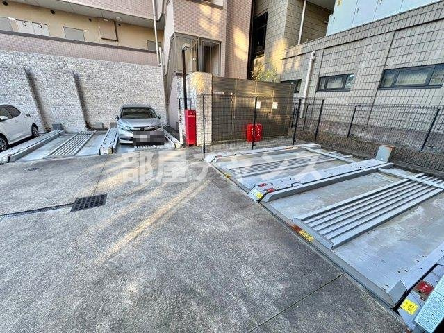 HF名駅北レジデンスEASTの駐車場