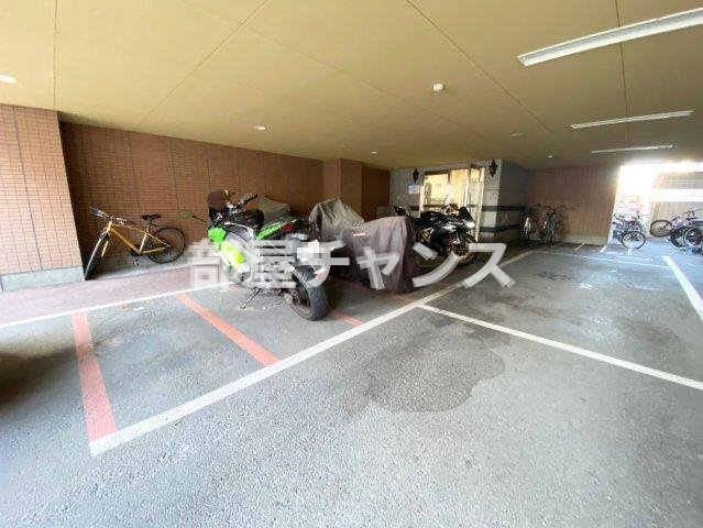 マルティーノ新栄の駐車場