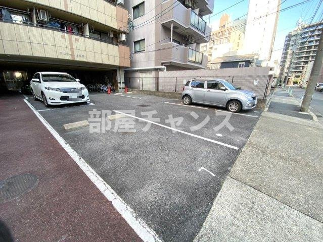 マルティーノ新栄の駐車場