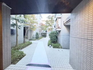 【エントランス】 | エントランスを出てすぐ道路ではないので小さなお子様も安心して生活いただけます。